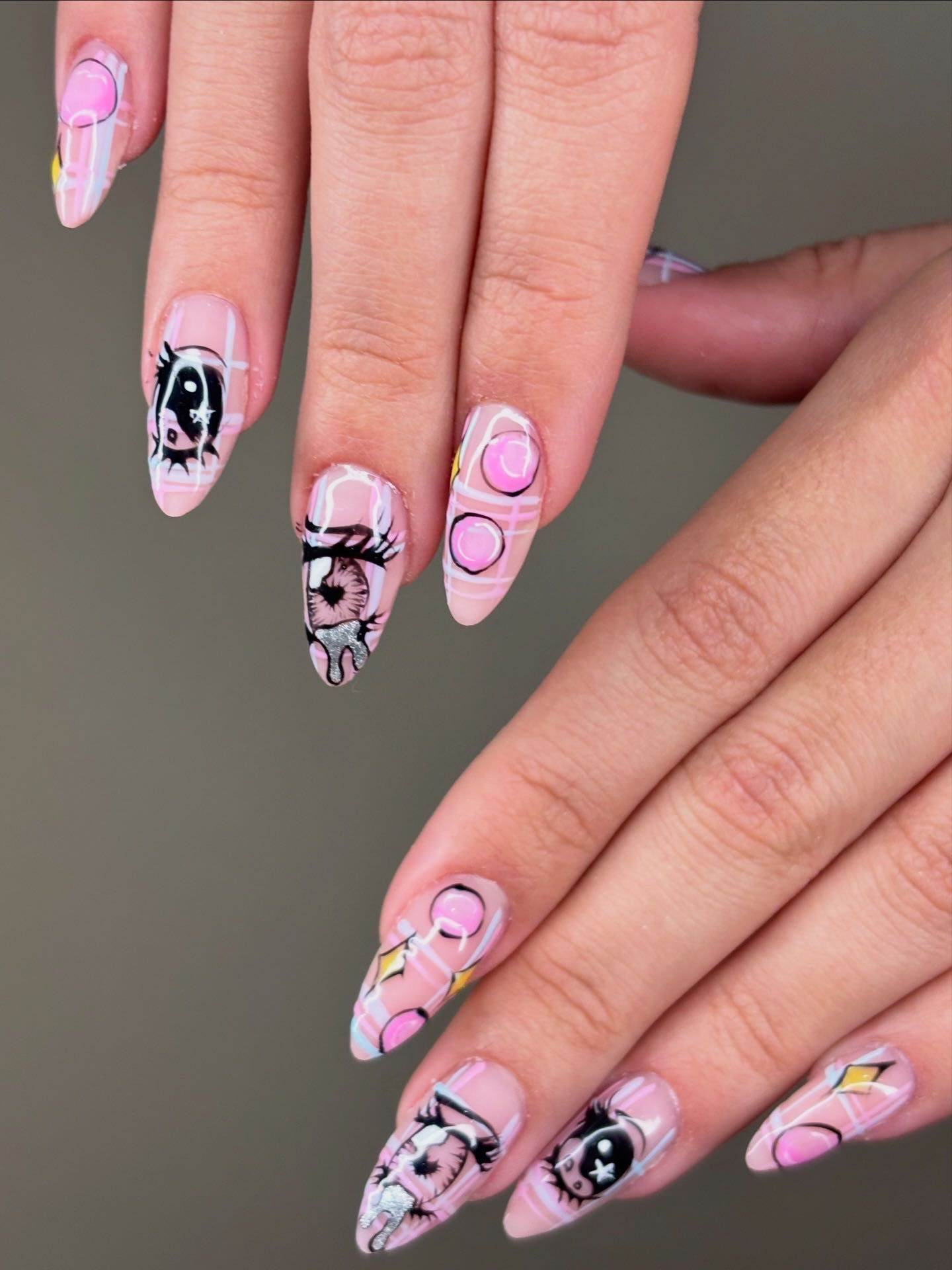 nail art artístico madrid — diseño pop art uñas rosas con ojos