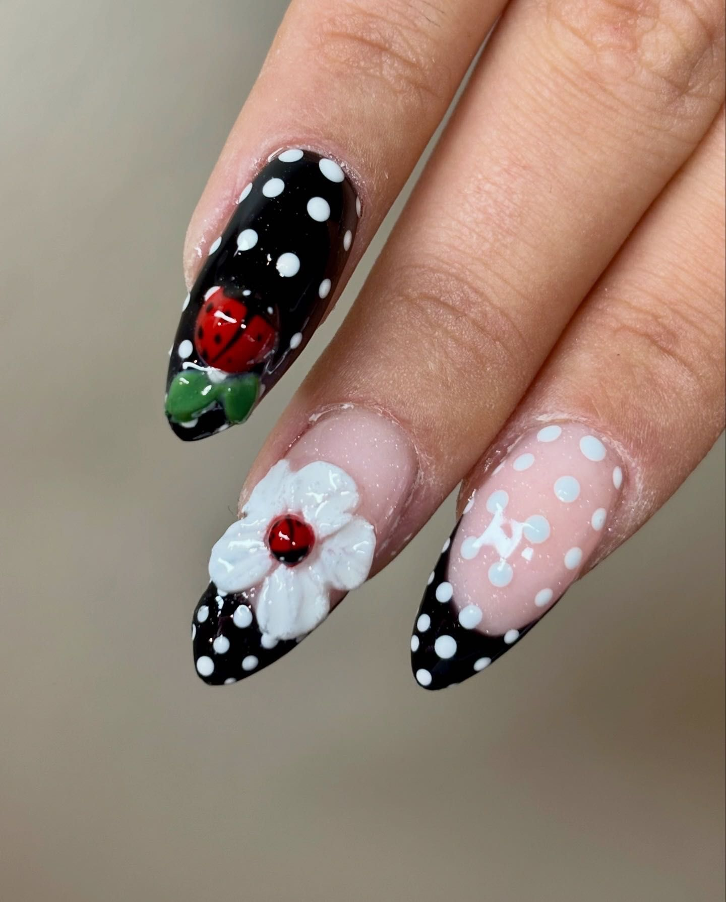 nail art 3D madrid — mariquita y flor en relieve, lunares blanco y negro