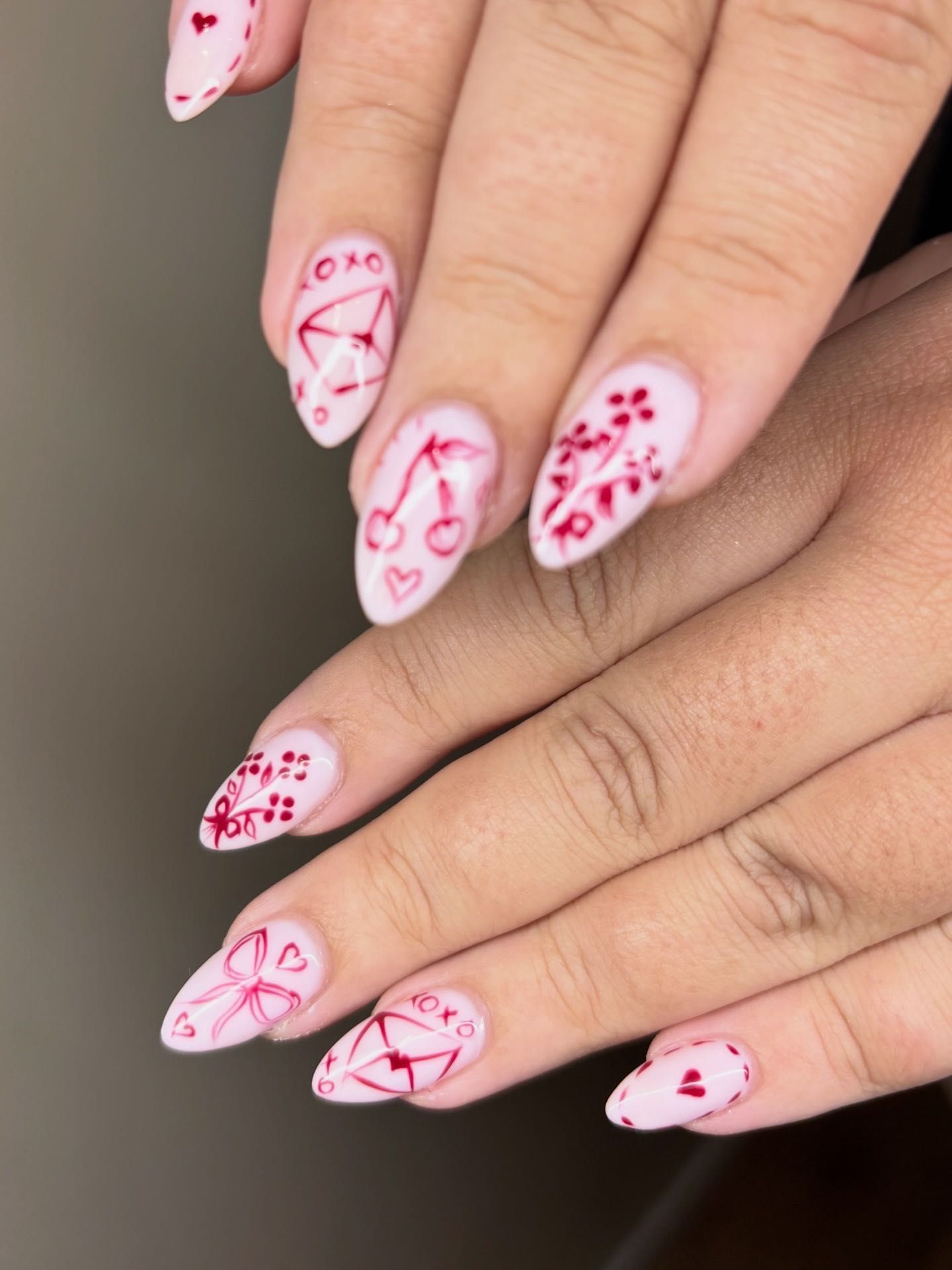 uñas personalizadas madrid — diseño minimalista líneas rojas corazones sobre blanco