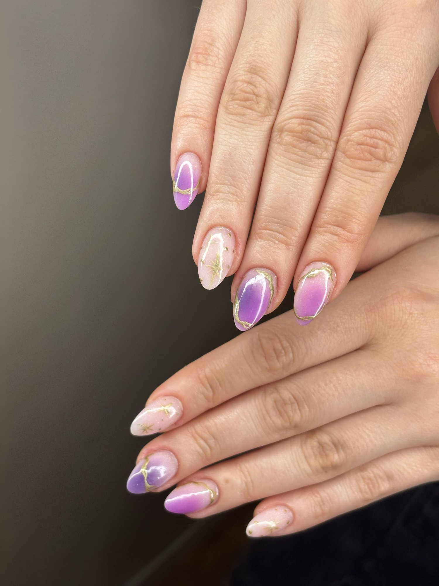 uñas de gel madrid — efecto mármol morado con detalles dorados lujosos