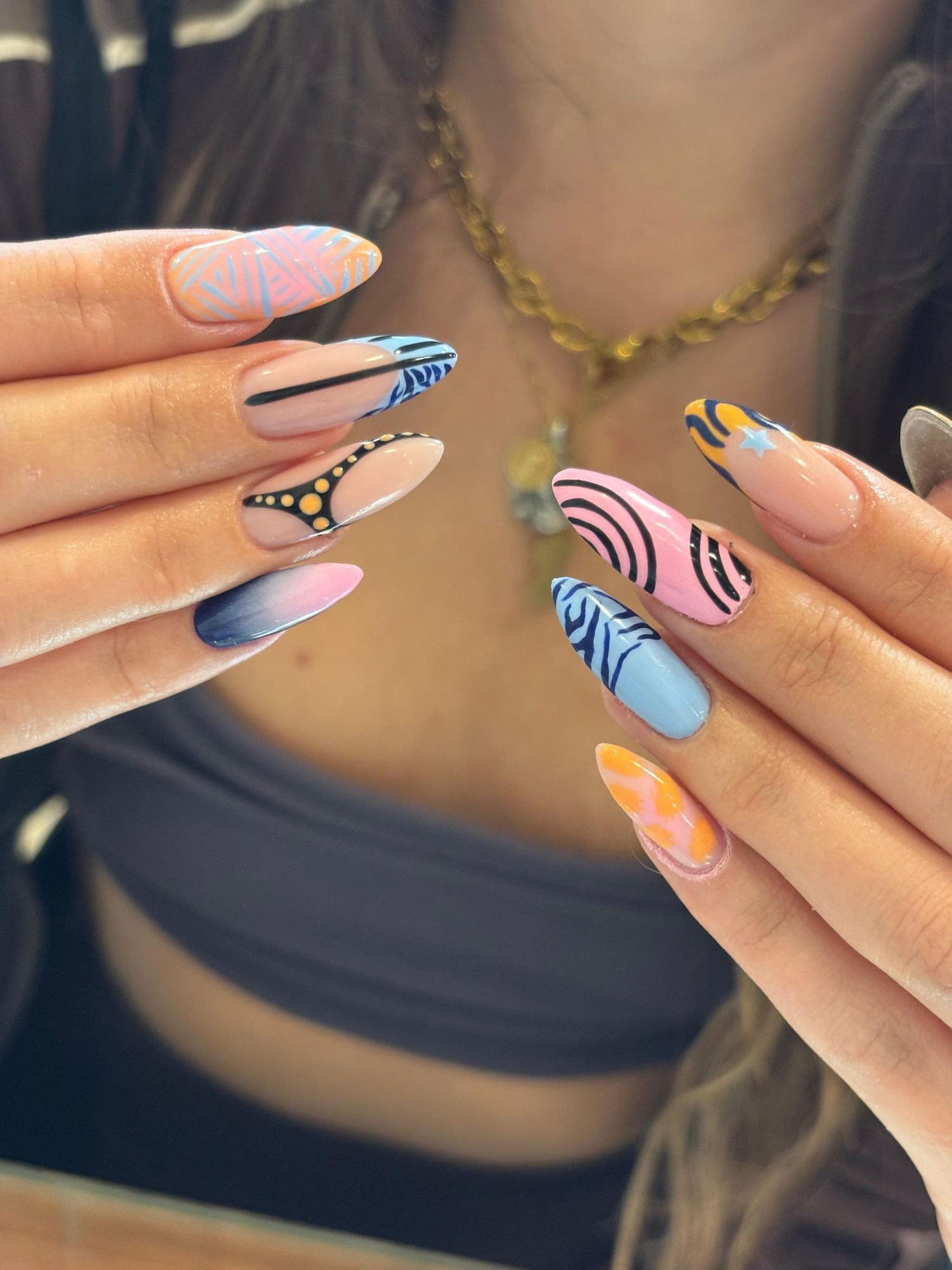 nail art creativo madrid — diseño geométrico colorido estilo pop art