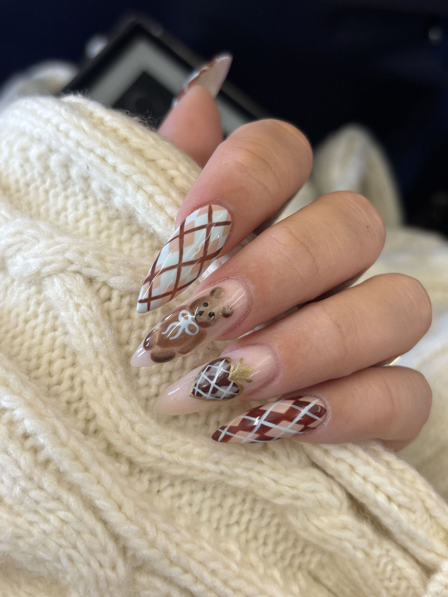 manicura semi permanente madrid — diseño argyle otoñal con osito kawaii