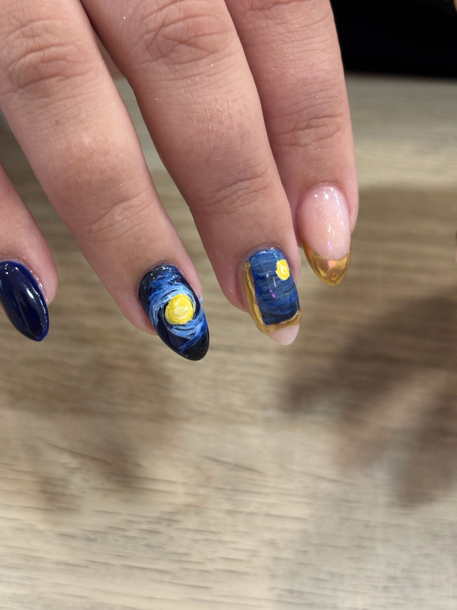 nail art artístico madrid — reproducción La Noche Estrellada Van Gogh en uñas acrílicas
