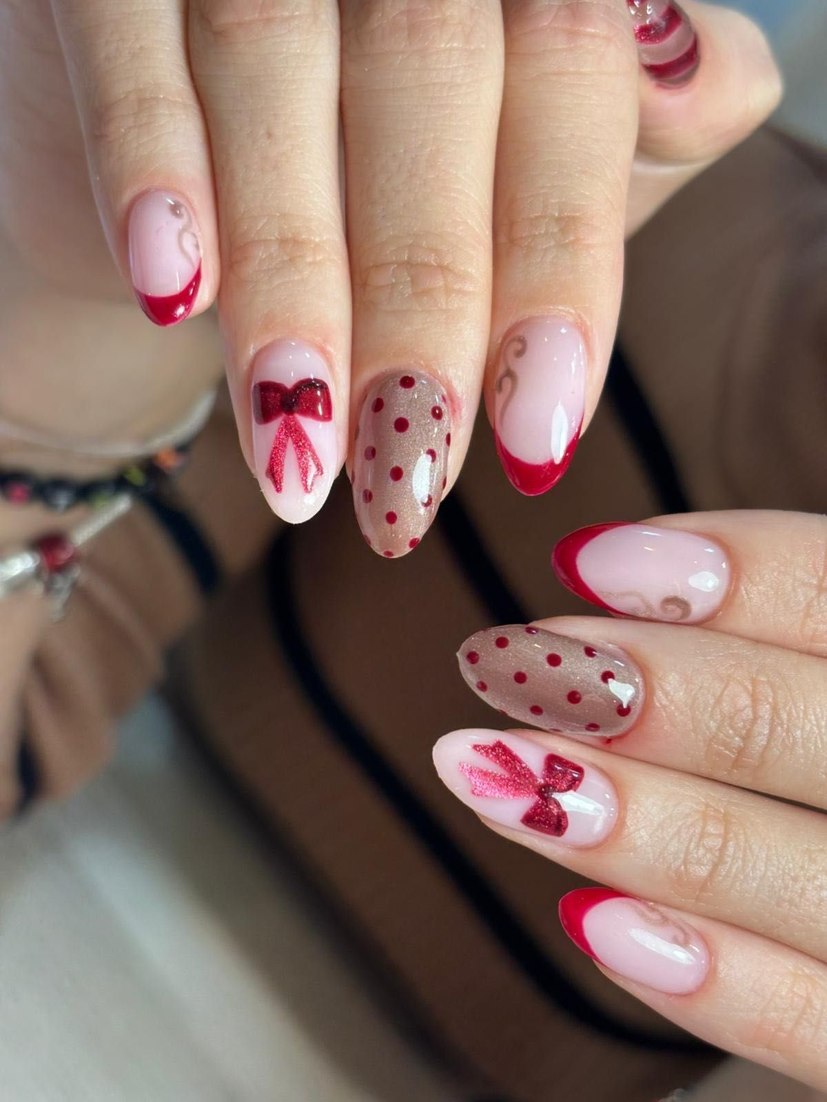 uñas acrílicas con diseño madrid — lazo rojo glitter con lunares elegantes